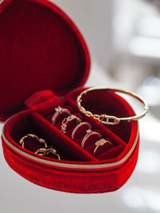 Připravili jsme si pro Vás malou předvánoční soutěž o tuto krásnou červenou šperkovnici ve tvaru ❤️✨🥰. Jak se zúčastnit?...